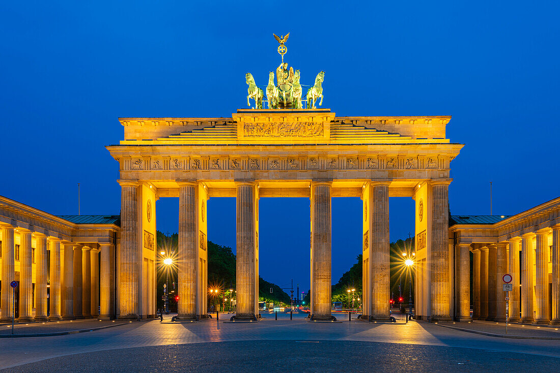 Brandenburg Gate at Pariser Platz Square at twilight, Berlin, Germany, Europe