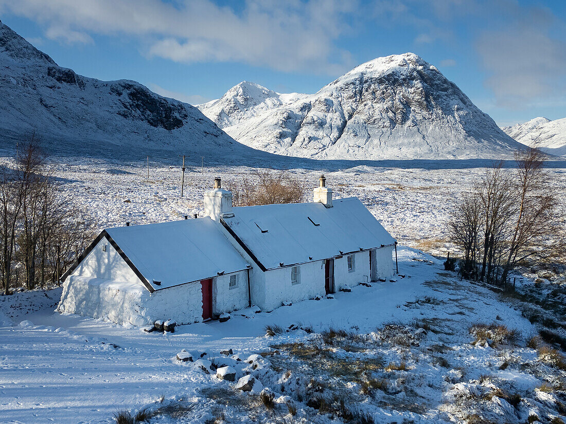 Black Rock Cottage und Stob Dearg (Buachaille Etive Mor) im Winter, Rannoch Moor, Argyll und Bute, Schottische Highlands, Schottland, Vereinigtes Königreich, Europa