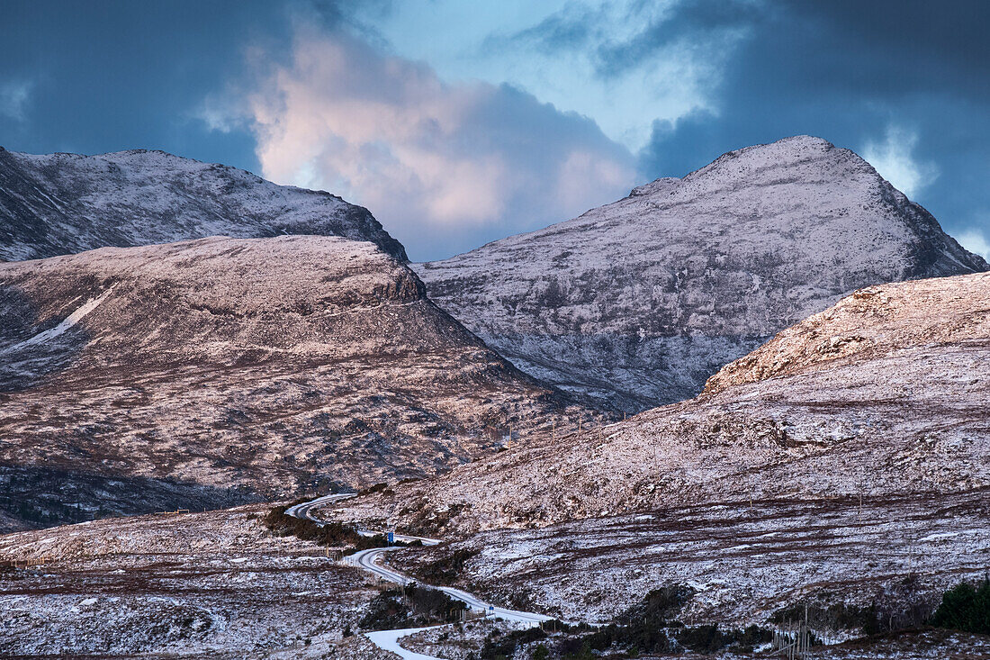 Erstes Licht auf Beinn an Eoin und Sgorr Tuath im Winter oberhalb der Drumrunie Road, Assynt, Assynt-Coigach National Scenic Area, Sutherland, Schottische Highlands, Schottland, Vereinigtes Königreich, Europa