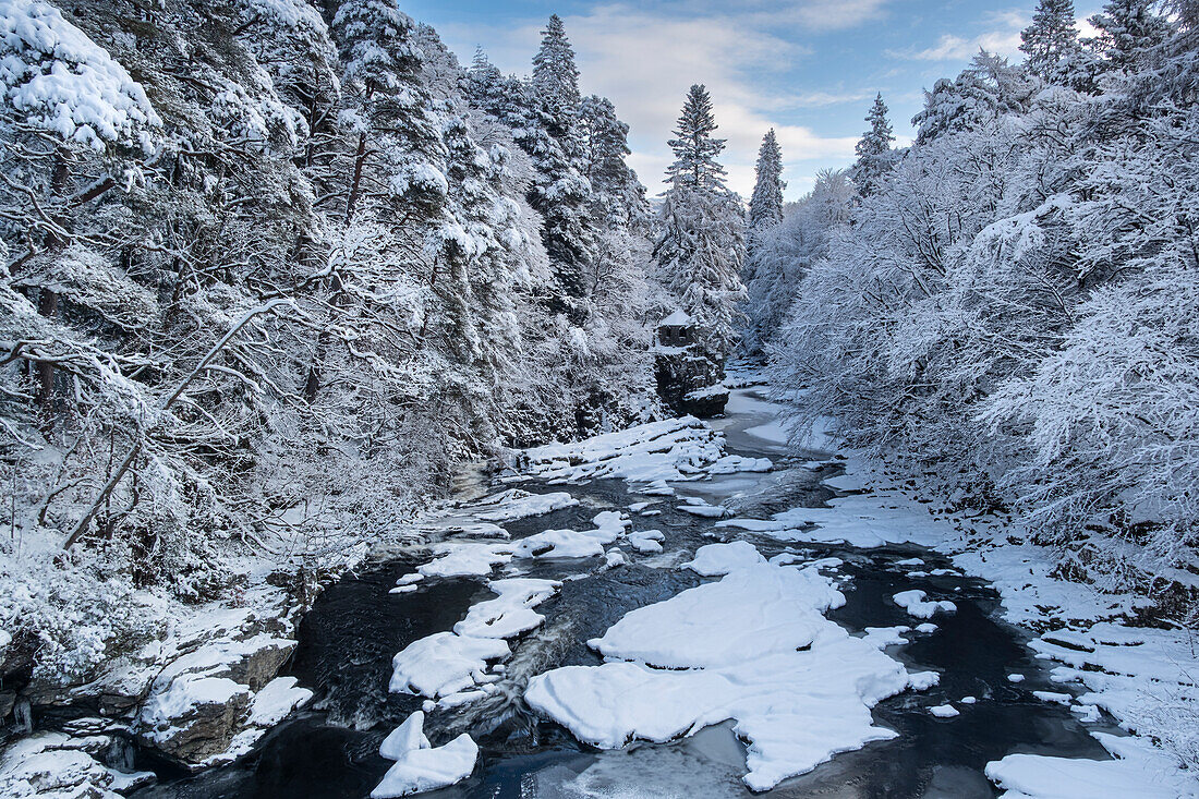 Der Fluss Moriston im Winter, Invermoriston, Inverness-shire, Schottische Highlands, Schottland, Vereinigtes Königreich, Europa