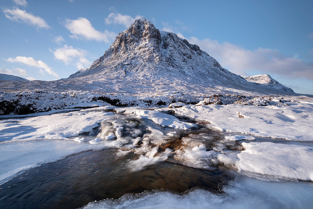 Fluss Coupall unterhalb von Stob Dearg (Buachaille Etive Mor) im Winter, Rannoch Moor, Argyll und Bute, Schottische Highlands, Schottland, Vereinigtes Königreich, Europa