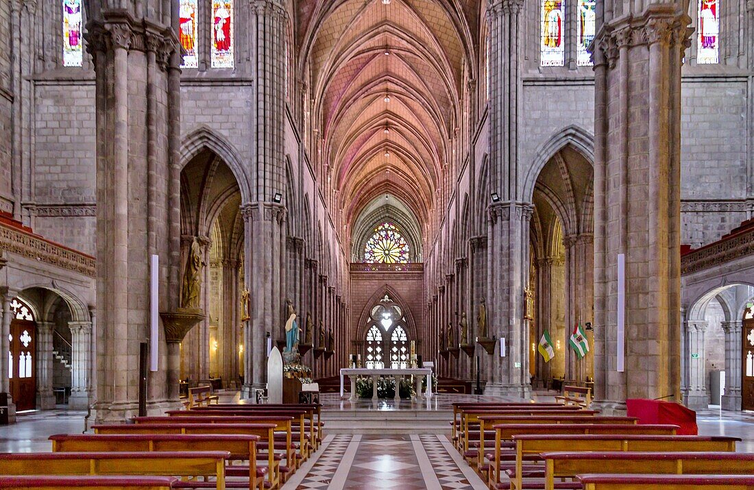 Die Basilica del Voto Nacional, eine katholische Kathedrale, begonnen 1887, Quito, Ecuador, Südamerika