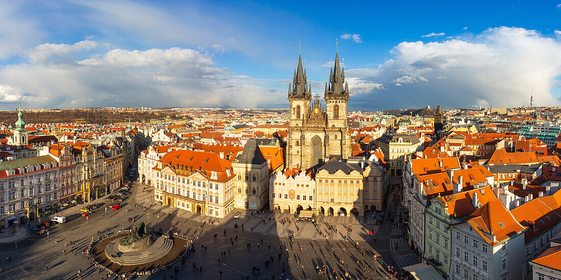 Erhöhte Ansicht der Kirche Unserer Lieben Frau vor Tyn auf dem Altstädter Ring, UNESCO-Weltkulturerbe, Altstadt, Prag, Tschechische Republik, Europa