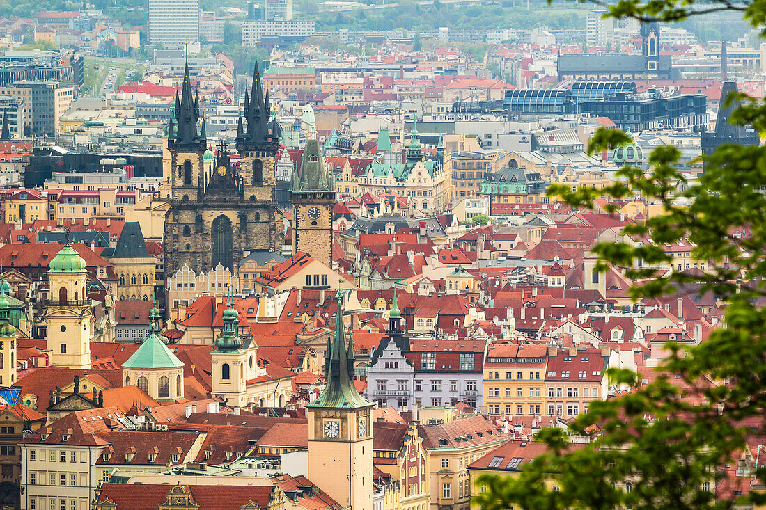 Blick auf die Altstadt vom Petrin-Hügel aus, UNESCO-Weltkulturerbe, Prag, Tschechien, Europa