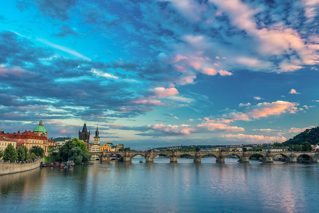 Karlsbrücke, Altstädter Brückenturm und Kuppel der Kirche St. Franz von Assisi an der Moldau bei Sonnenuntergang, UNESCO-Welterbe, Prag, Tschechische Republik (Tschechien), Europa