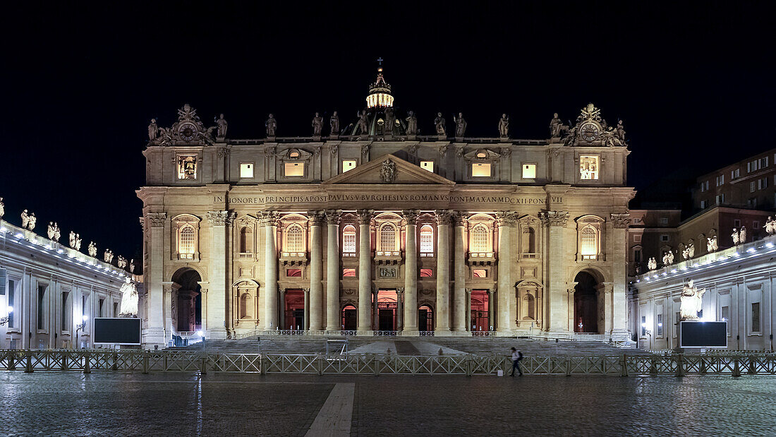 Petersplatz in der Vatikanstadt bei Nacht, die päpstliche Enklave in Rom, mit dem Petersdom im Hintergrund, UNESCO-Weltkulturerbe, Rom, Latium, Italien, Europa