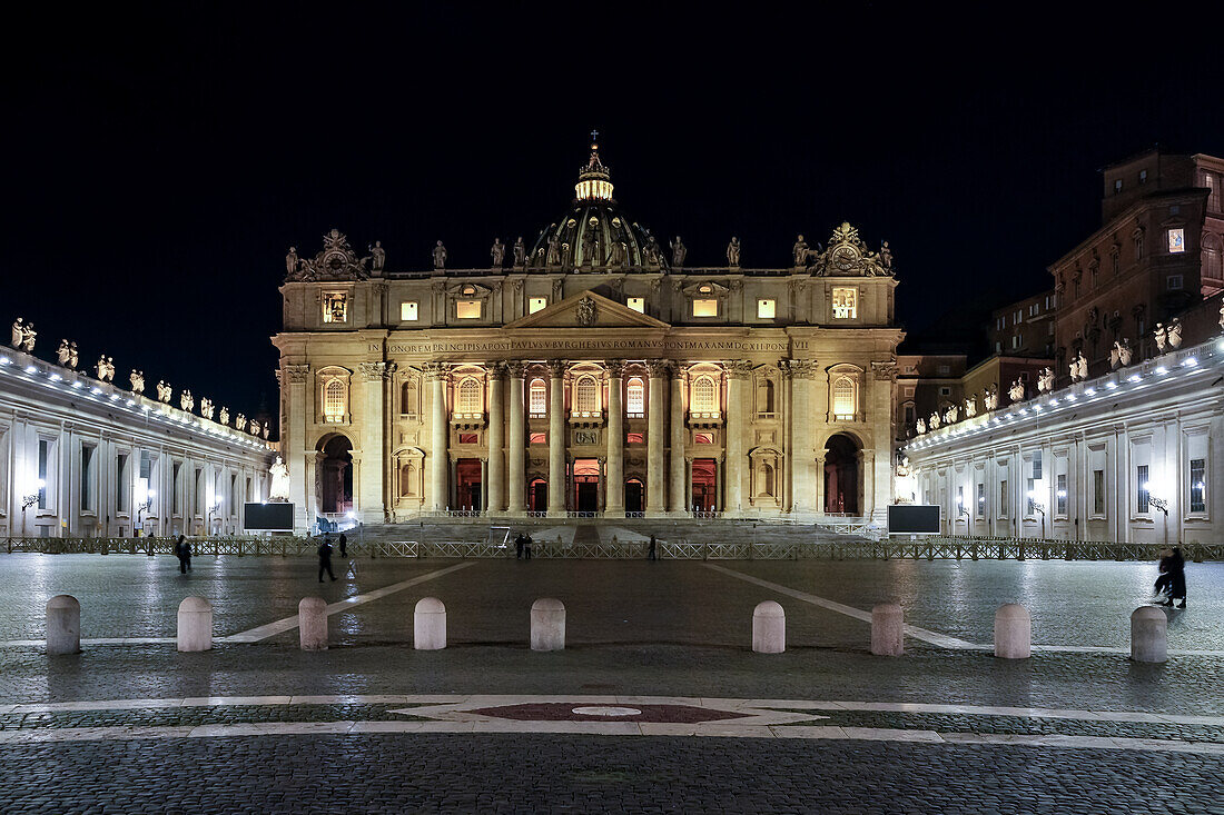 Nächtliche Szene auf dem Petersplatz in Vatikanstadt, der päpstlichen Enklave in Rom, mit dem Petersdom im Hintergrund, UNESCO-Weltkulturerbe, Rom, Latium, Italien, Europa