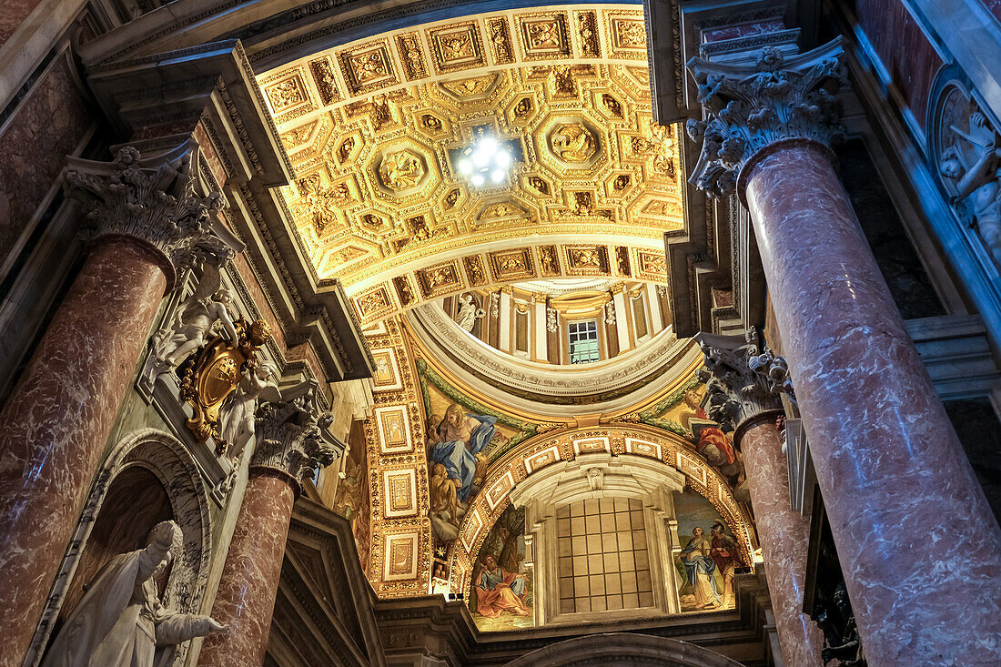 Architektonisches Detail der Decke des Petersdoms in der Vatikanstadt, der päpstlichen Enklave in Rom, UNESCO-Weltkulturerbe, Rom, Latium, Italien, Europa