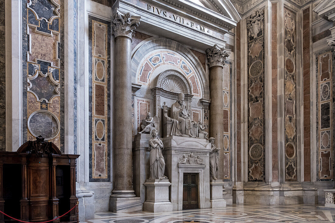 Denkmal für Pius VII. an der Ostwand der Klementinischen Kapelle des Petersdoms in der Vatikanstadt, der päpstlichen Enklave in Rom, UNESCO-Weltkulturerbe, Rom, Latium, Italien, Europa