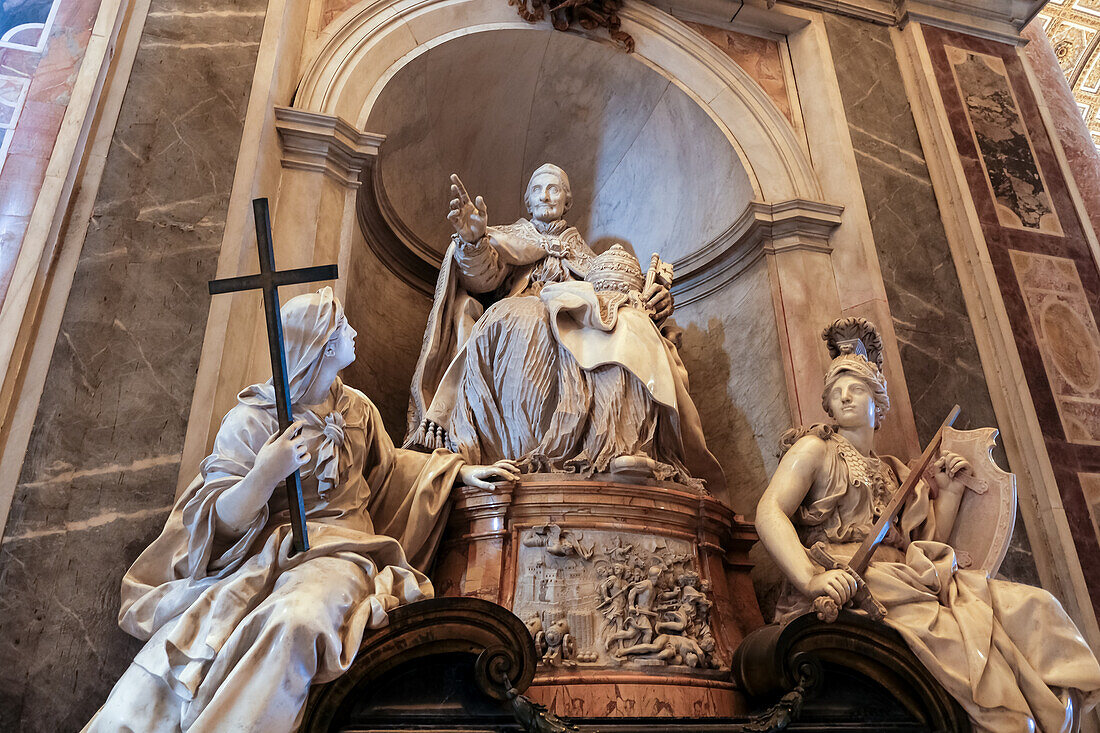 Detail des Grabdenkmals für Papst Innozenz XI. des französischen Bildhauers Pierre-Etienne Monnot im Petersdom in der Vatikanstadt, der päpstlichen Enklave in Rom, UNESCO-Weltkulturerbe, Rom, Latium, Italien, Europa