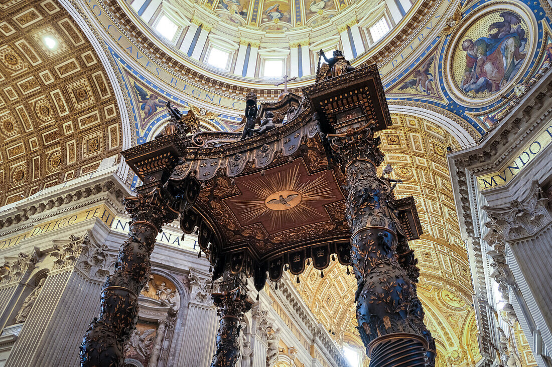 Detail des Päpstlichen Altars und des Baldacchino im zentralen Teil des Petersdoms in der Vatikanstadt, UNESCO-Welterbe, päpstliche Enklave in Rom, Latium, Italien, Europa