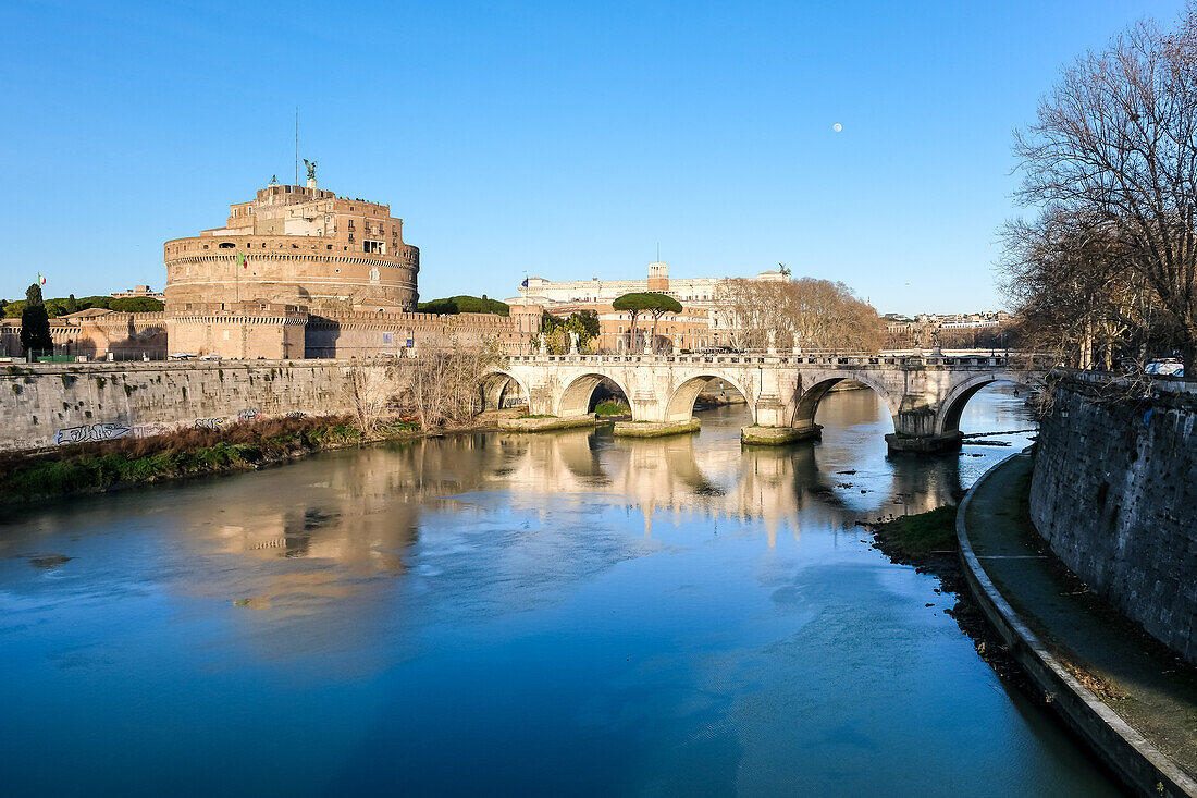 Cityscape of Rome featuring the Mausoleum of Hadrian (Castel Sant'Angelo) (Castle of the Holy Angel), a towering rotunda (cylindrical building) in Parco Adriano, UNESCO World Heritage Site, Rome, Italy, Europe