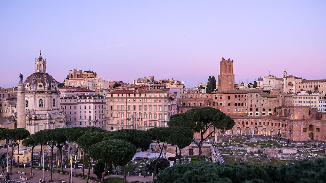 Stadtbild von Rom vom Nationaldenkmal Viktor Emanuel II. aus mit den Ruinen des Trajansforums im Hintergrund, Rom, Latium, Italien, Europa