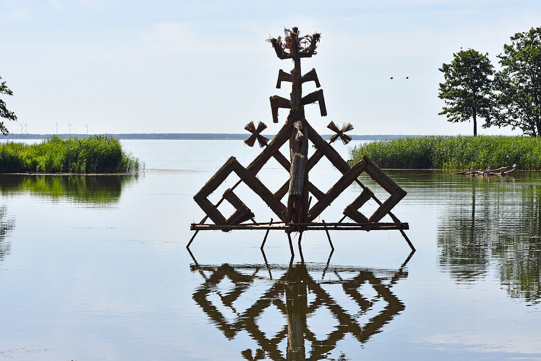 Skulptur aus Schilf, die während der Feierlichkeiten zur Herbsttagundnachtgleiche verbrannt werden soll, Bernsteinbucht bei Juodkrante, Kurische Nehrung, Litauen, Baltikum, Nordeuropa