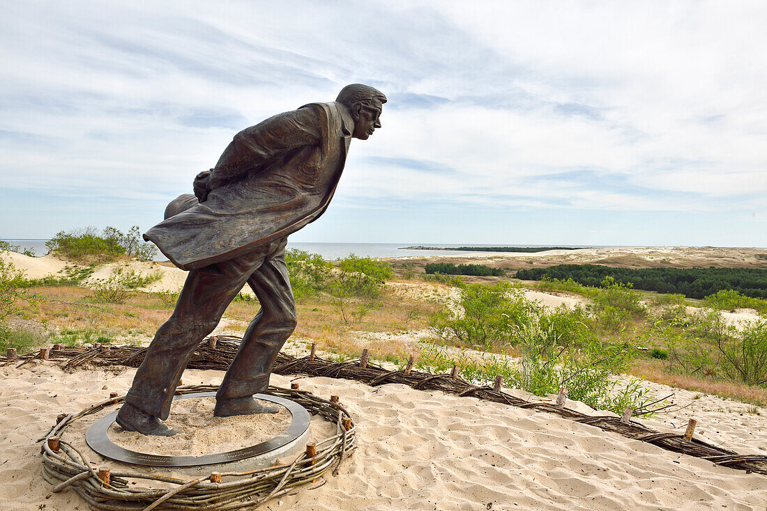 Windwärts gerichtete Skulptur von K. Pudymas, die den französischen Schriftsteller und Philosophen J.P. Sartre darstellt, nach einem Foto von A. Sutkus in der Parnidis-Düne während seines Besuchs im Jahr 1965, bei Nida, Kurische Nehrung, Litauen, Baltikum, Nordeuropa