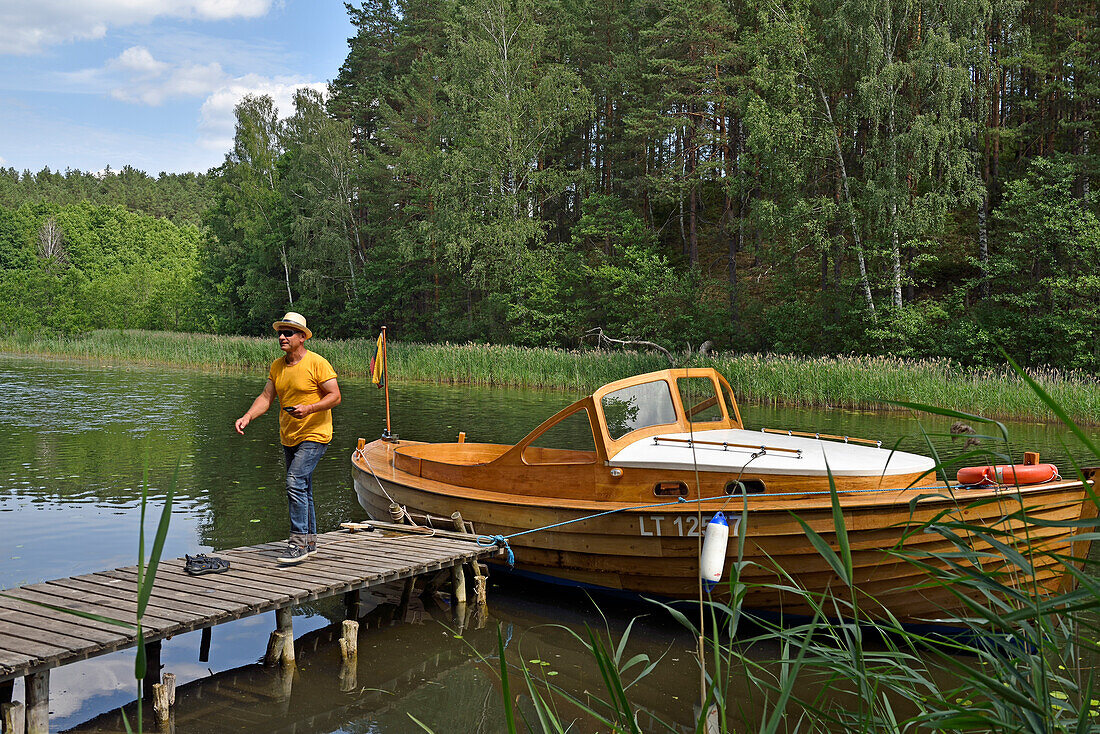 Fahrt mit dem Holzmotorboot auf den Seen um Paluse, Aukstaitija Nationalpark, Litauen, Europa