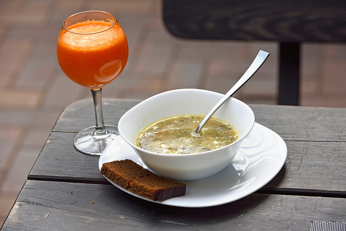 Suppe und Karottensaft, Bäckerei-Restaurant Romnesa in Strigailiskis, Bezirk Ignalina, Aukstaitija-Nationalpark, Litauen, Europa