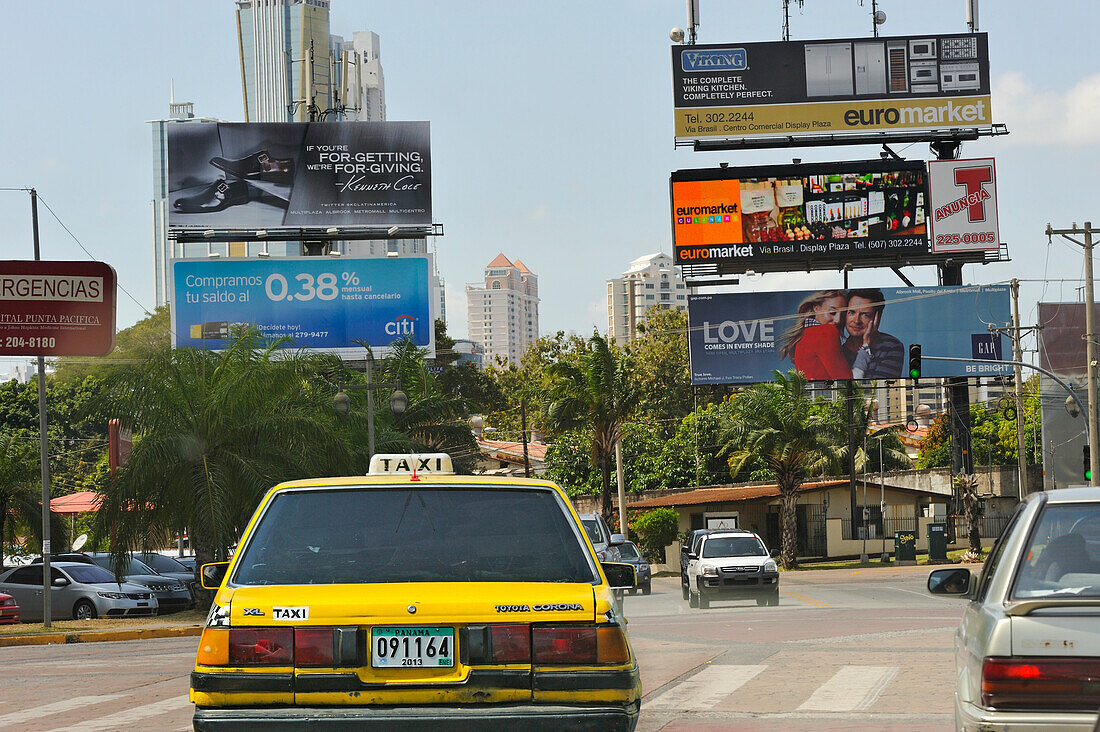 Gelbes Taxi in einer Straße im Stadtteil San Francisco, Panama-Stadt, Republik Panama, Mittelamerika