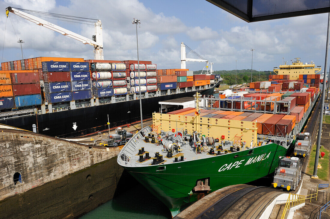 Containerschiff bei der Durchfahrt durch die Gatun-Schleusen des Panamakanals, Panamakanal, Republik Panama, Mittelamerika