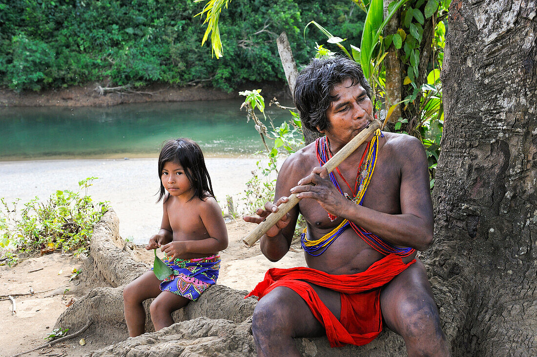 Flötenspielerin und kleines Mädchen, Embera-Gemeinde am Chagres-Fluss im Chagres-Nationalpark, Republik Panama, Mittelamerika