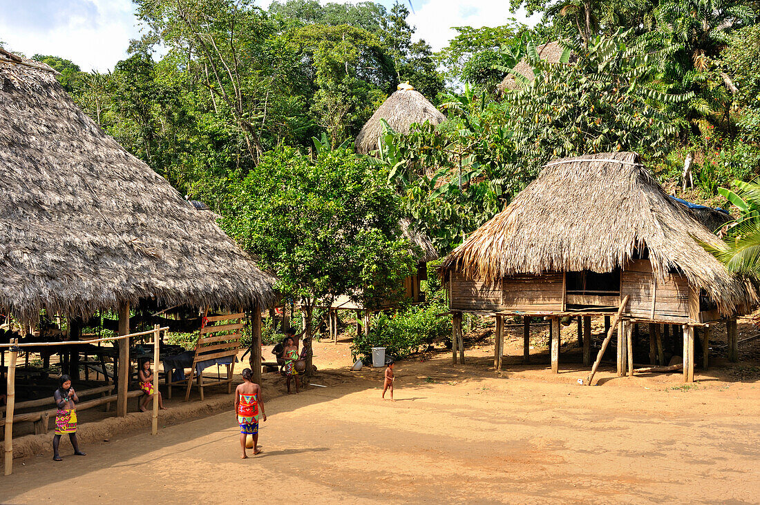 Strohgedeckte Häuser in einem Dorf der Embera, die am Chagres-Fluss im Chagres-Nationalpark leben, Republik Panama, Mittelamerika