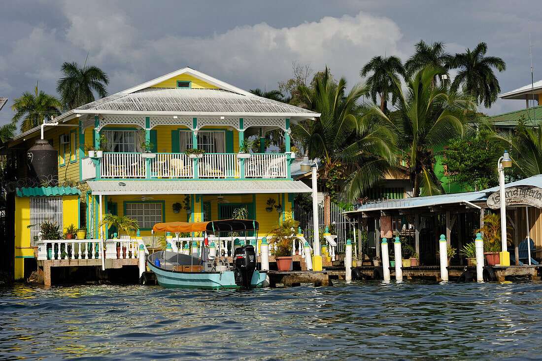 Holzhäuser auf Stelzen in der Stadt Bocas del Toro, Insel Colon, Bocas del Toro Archipel, Republik Panama, Mittelamerika