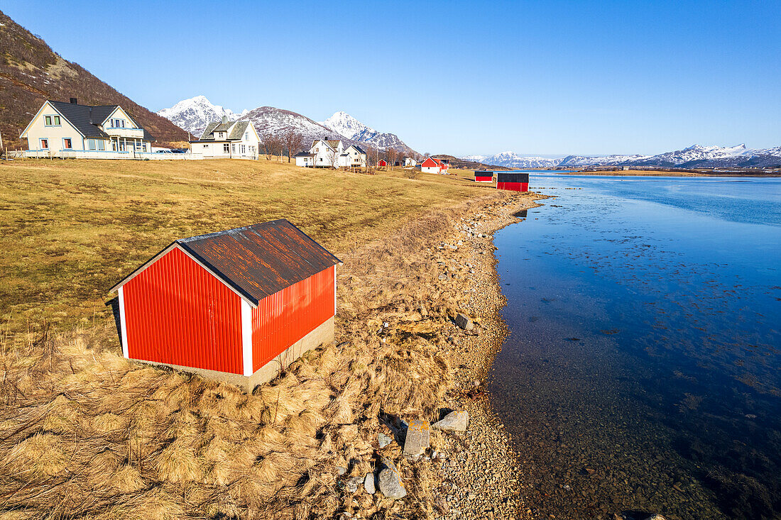 Traditionelle rote Hütten am Fjord an einem sonnigen, klaren Tag, Leknes, Lofoten Inseln, Norwegen, Skandinavien, Europa