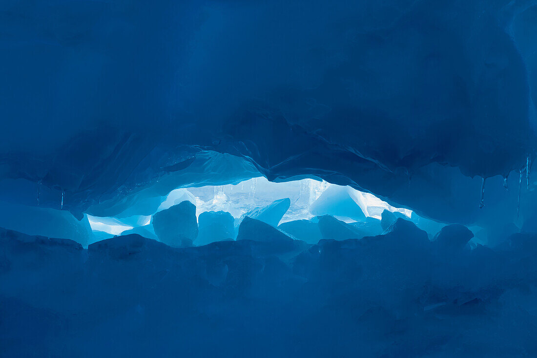 Blaues Eis im Inneren eines Eisbergs, Antarktis, Polargebiete