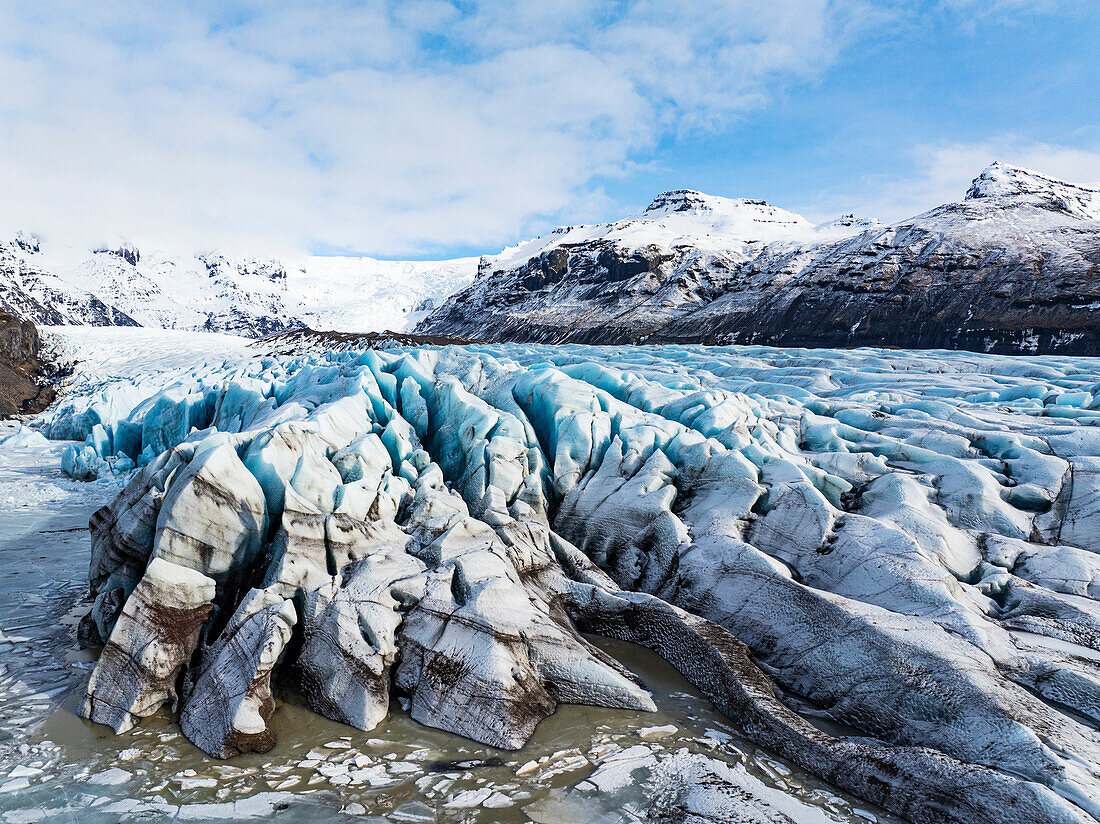 Luftaufnahme einer Drohne von besonderen Eisstrukturen auf dem Svinafellsjokull-Gletscher infolge der globalen Erwärmung, Island, Polarregionen