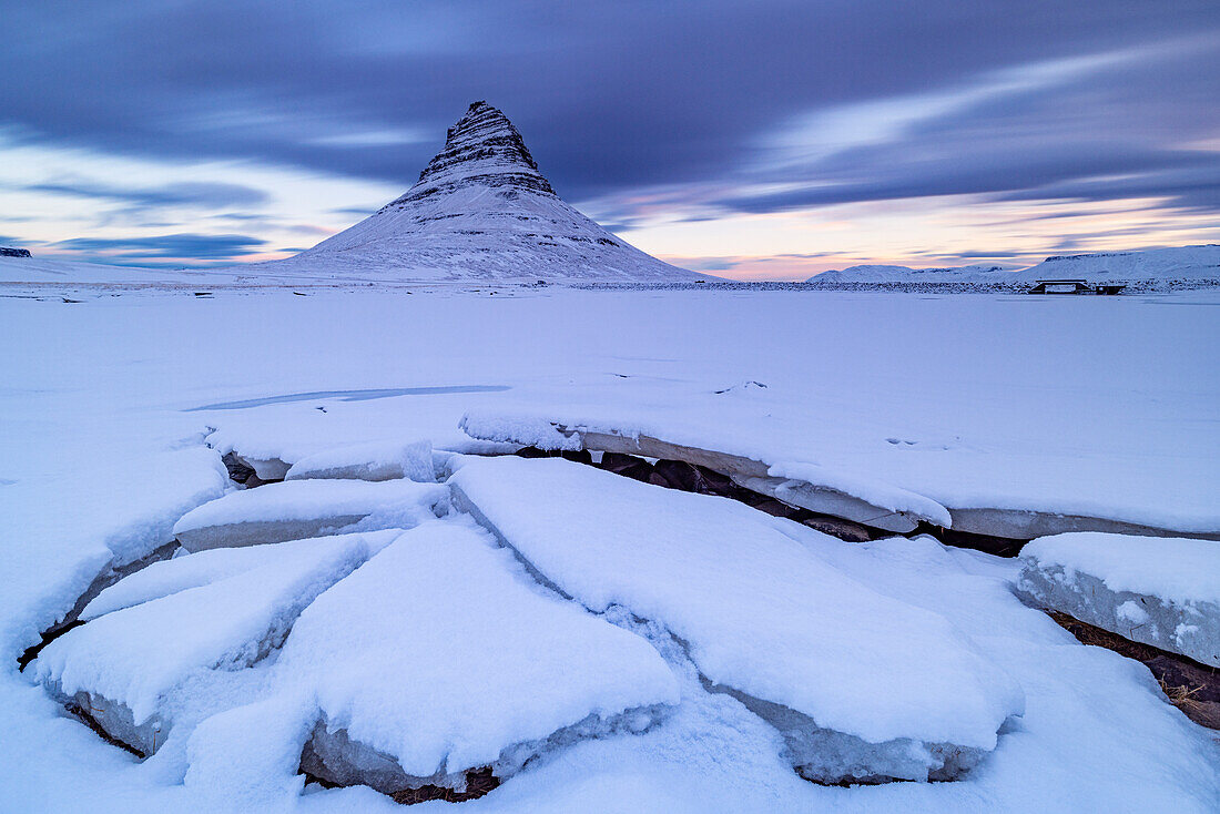 Der berühmte Kirkjufell, der Berg mit dem Aussehen eines Hexenhuts, aufgenommen mit einer Langzeitbelichtung an einem kalten Wintermorgen, Grundafjordur, Island, Polarregionen