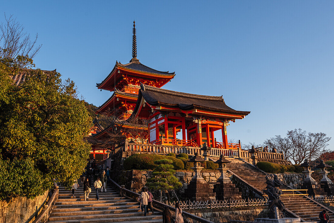 Kiyomizu-Tempel (Kiyomizu-dera) im abendlichen Sonnenuntergang und herbstlicher Kulisse mit leuchtenden Farben, UNESCO-Weltkulturerbe, Kyoto, Honshu, Japan, Asien