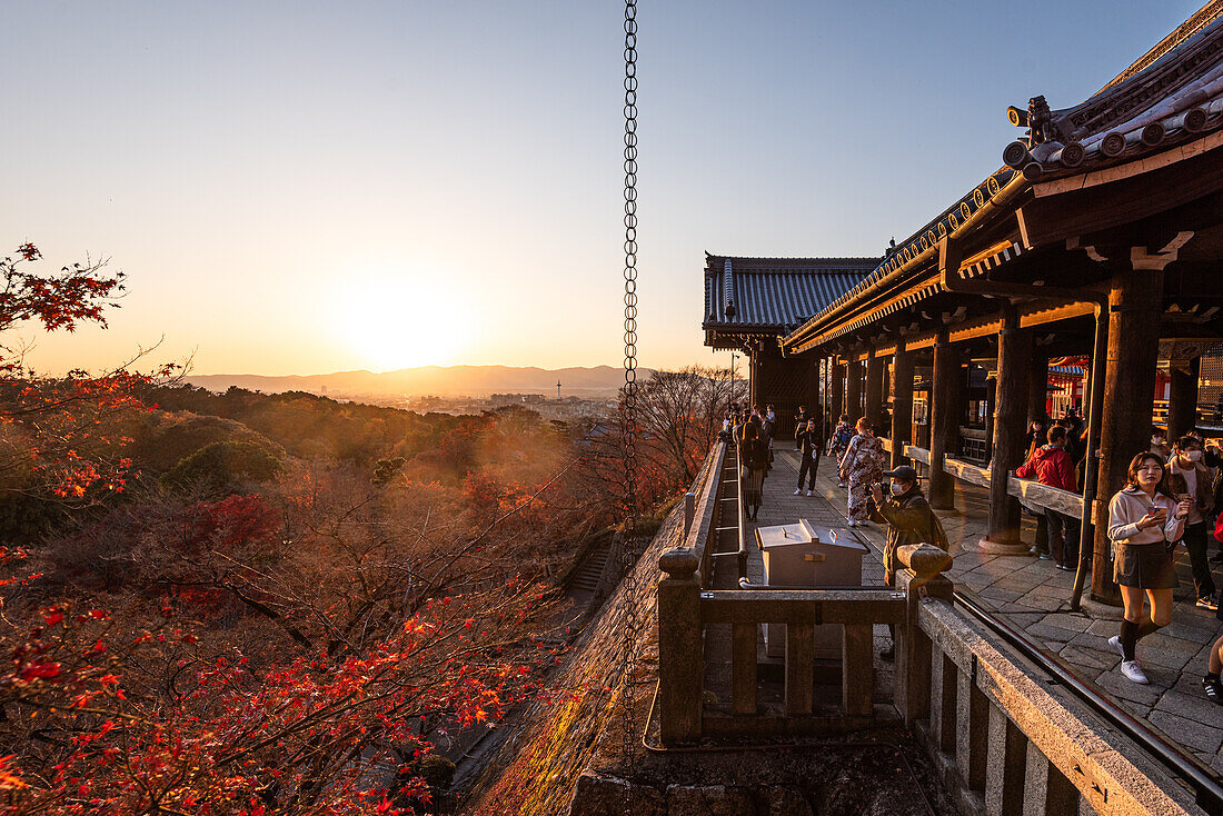 Kiyomizu-Tempel (Kiyomizu-dera) im abendlichen Sonnenuntergang und Herbstlandschaft mit leuchtenden Farben, UNESCO-Welterbe, Kyoto, Honshu, Japan, Asien