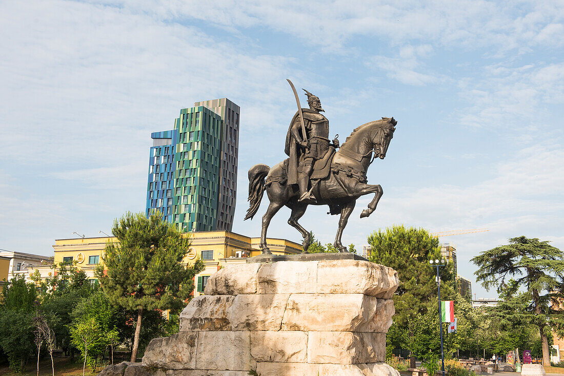 Reiterstandbild von Georges Kastrioti (1405-1468), bekannt als Skanderbeg, einer der großen Figuren des albanischen Widerstands gegen die Osmanen, Skanderbeg-Platz (Sheshi Skeenderbej), Tirana Zentrum, Albanien, Europa