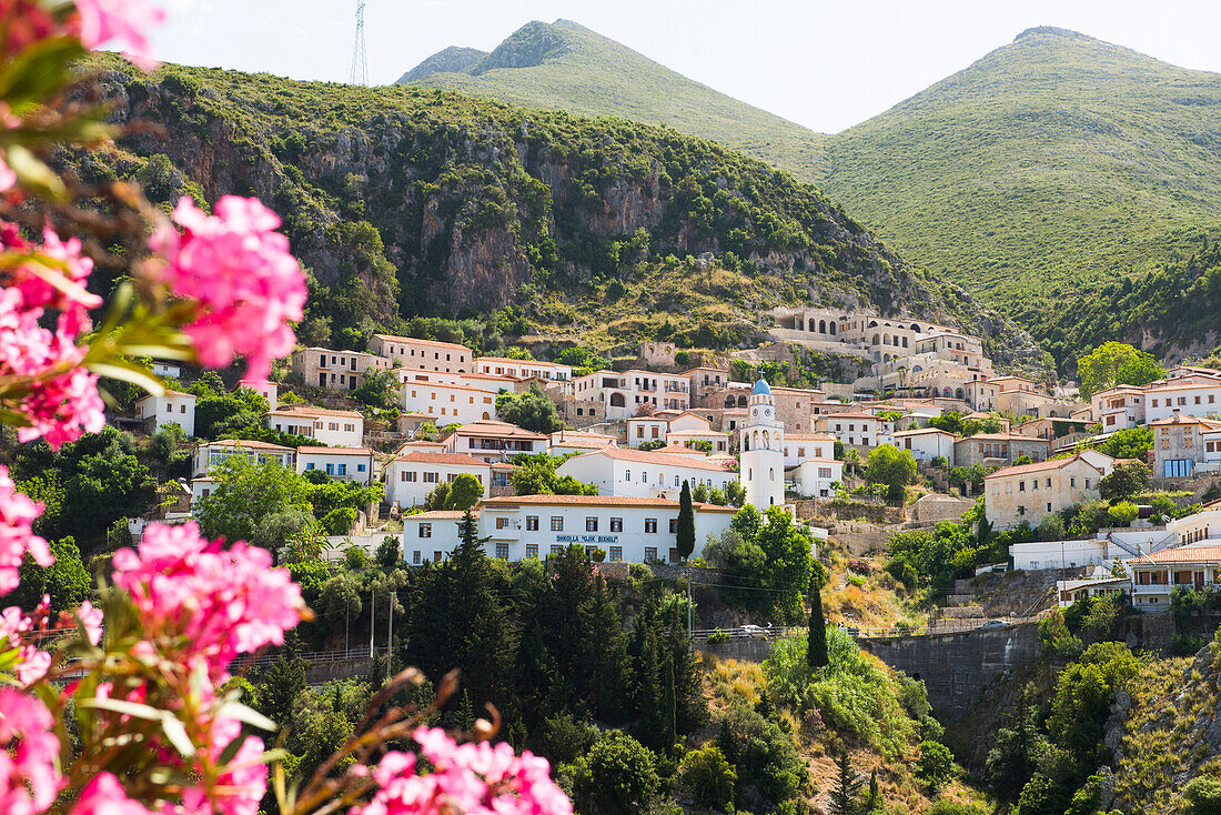 Dhermi, Dorf an der Ionischen Küste, angelehnt an das Ceraunische Gebirge, Albanien, Europa