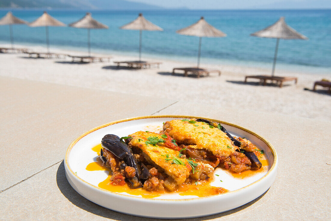 Gefüllte Auberginen, serviert auf der Terrasse der Riviera, Qeparo Strand, neues Dorf an der Ionischen Küste, Albanien, Europa