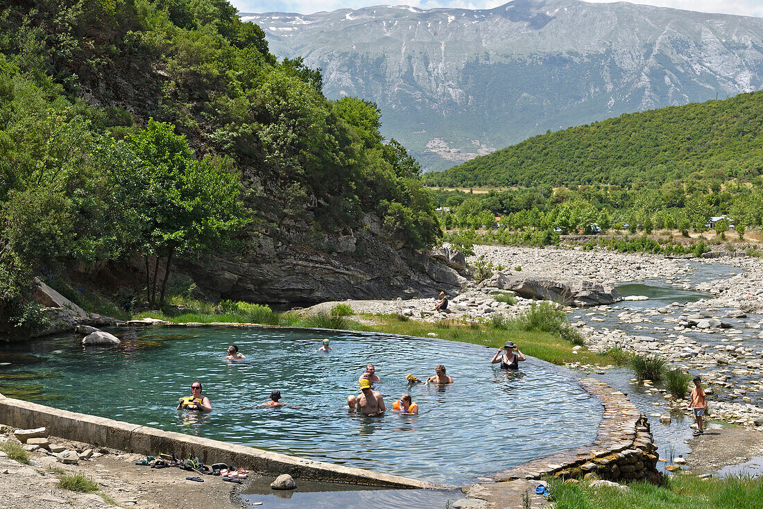 Heiße Quellen in der Langarice-Schlucht, Fluss Vjosa (Vjose), Albanien, Europa