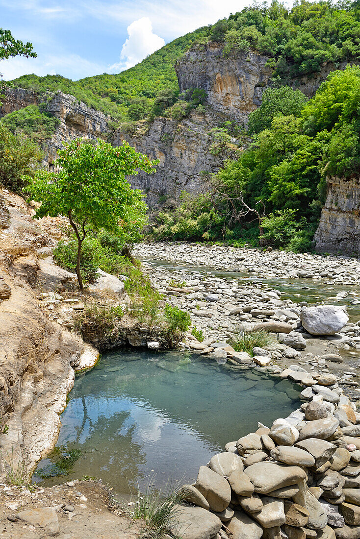 Heiße Quellen in der Langarice-Schlucht, Vjosa (Vjose) Fluss, Albanien, Europa