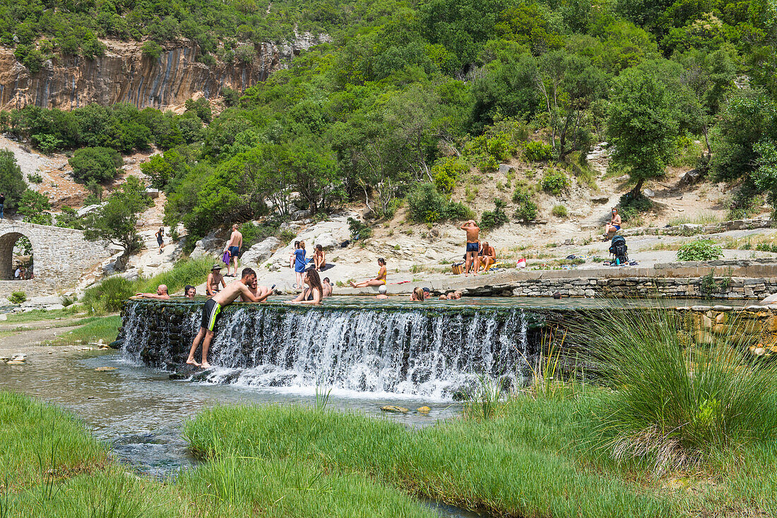 Heiße Quellen in der Langarice-Schlucht, Fluss Vjosa (Vjose), Albanien, Europa