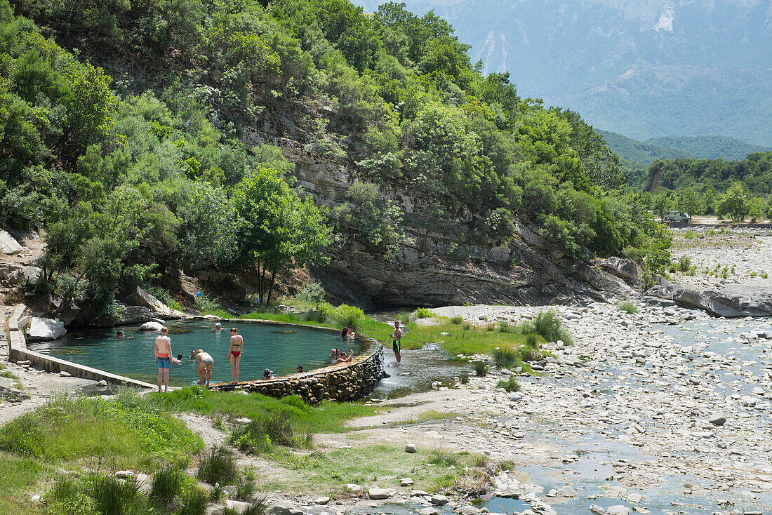 Heiße Quellen in der Langarice-Schlucht, Fluss Vjosa (Vjose), Albanien, Europa