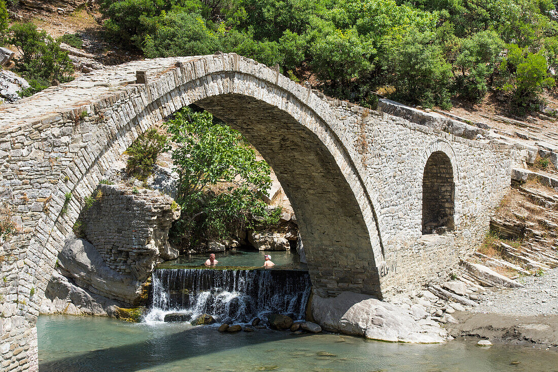 Osmanische Brücke und heiße Quellen in der Langarice-Schlucht, Fluss Vjosa (Vjose), Albanien, Europa