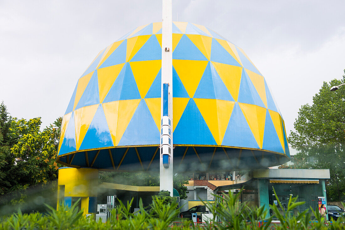 Tankstelle von einem Fahrzeug aus gesehen auf der Autobahn in Richtung Tirana, Albanien, Europa