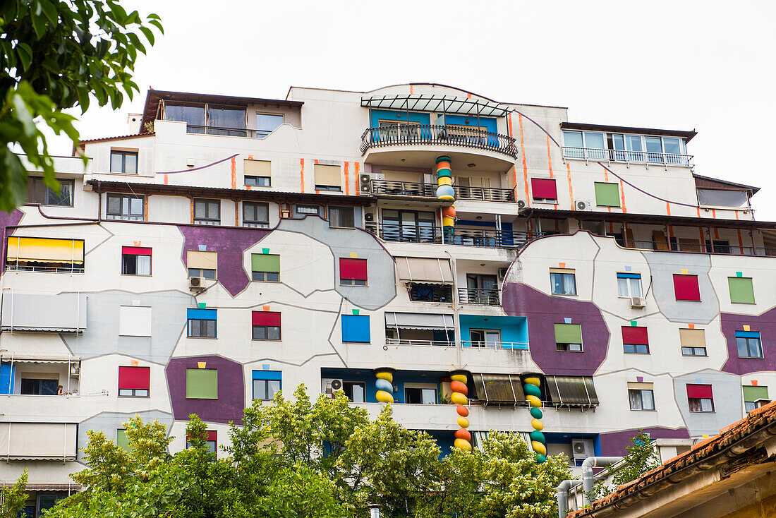 Buntes Gebäude in der Mustafa-Matohiti-Straße, wo der Premierminister wohnt, Tirana, Albanien, Europa