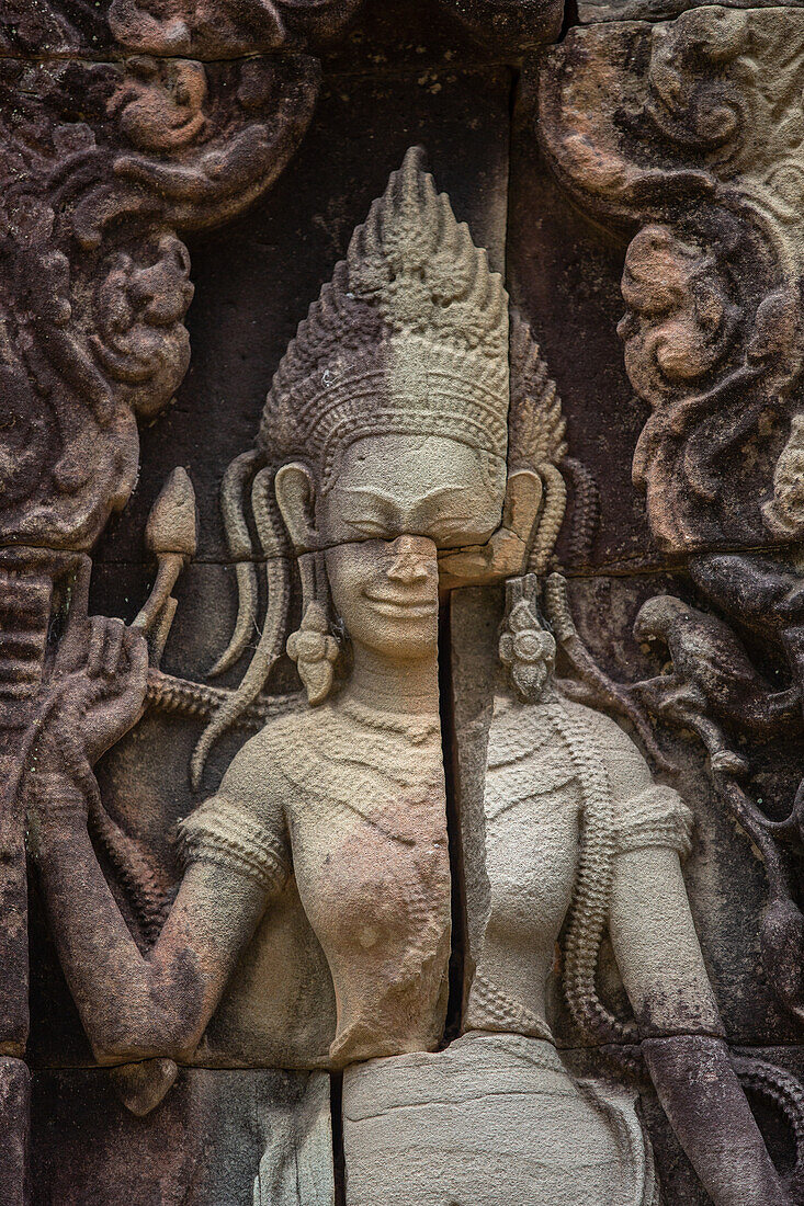 Detail of the carved facade at one of the temples in Angkor Wat complex, UNESCO World Heritage Site, Cambodia, Indochina, Southeast Asia, Asia