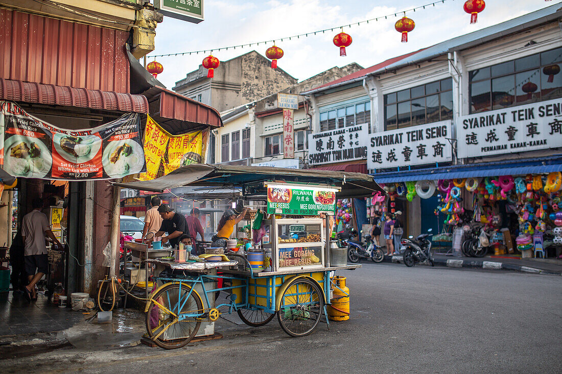 Nicht identifizierte Personen auf der Kimberley Street in George Town, Penang, Malaysia, Südostasien, Asien