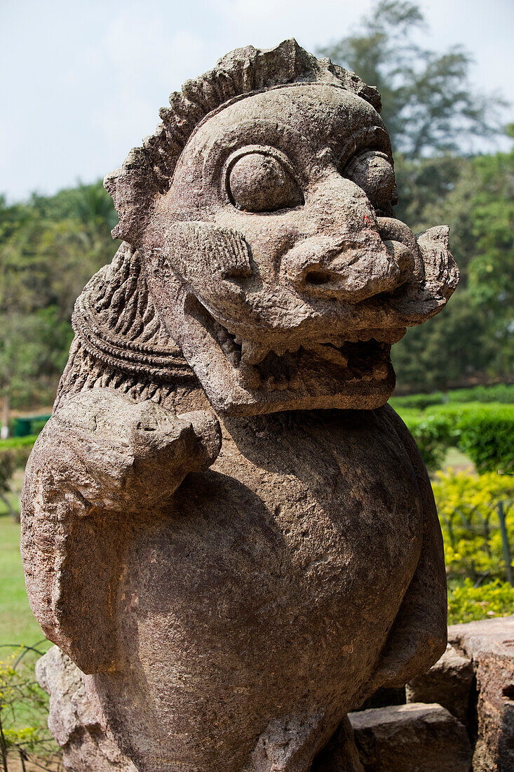 Detail des Sonnentempels aus der Mitte des 13. Jahrhunderts, der dem hinduistischen Sonnengott Surya geweiht ist und als zwölfrädriger, von sieben Pferden gezogener Streitwagen konstruiert wurde, UNESCO-Weltkulturerbe, Konarak, Bezirk Puri, Odisha, Indien, Asien