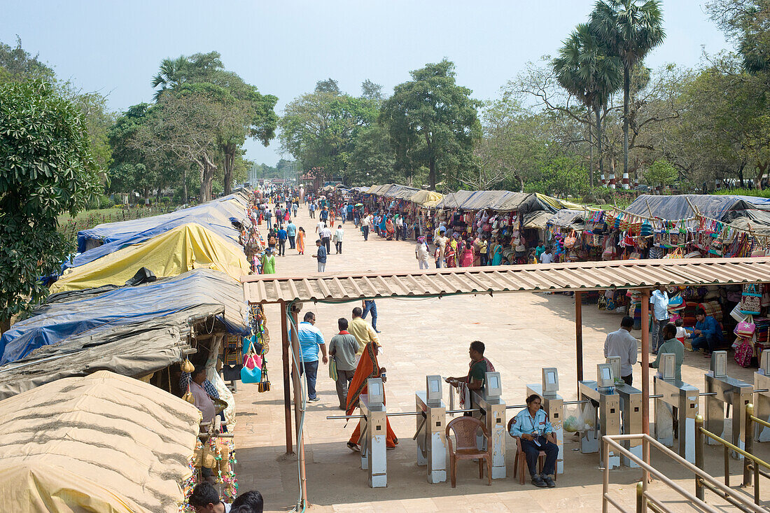 The bazaar in the street leading to the entrance gate to the grounds of the mid-13th century Sun Temple dedicated to the Hindu Sun God, Surya, Konarak, Puri District, Odisha, India, Asia