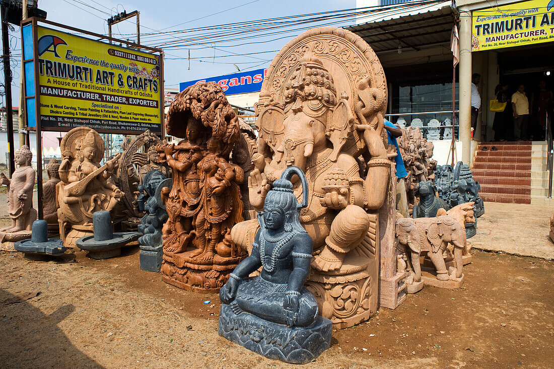 Statuen von Hindu-Gottheiten vor einem Laden eines Straßenhändlers in Bhubaneswar, Odisha, Indien, Asien