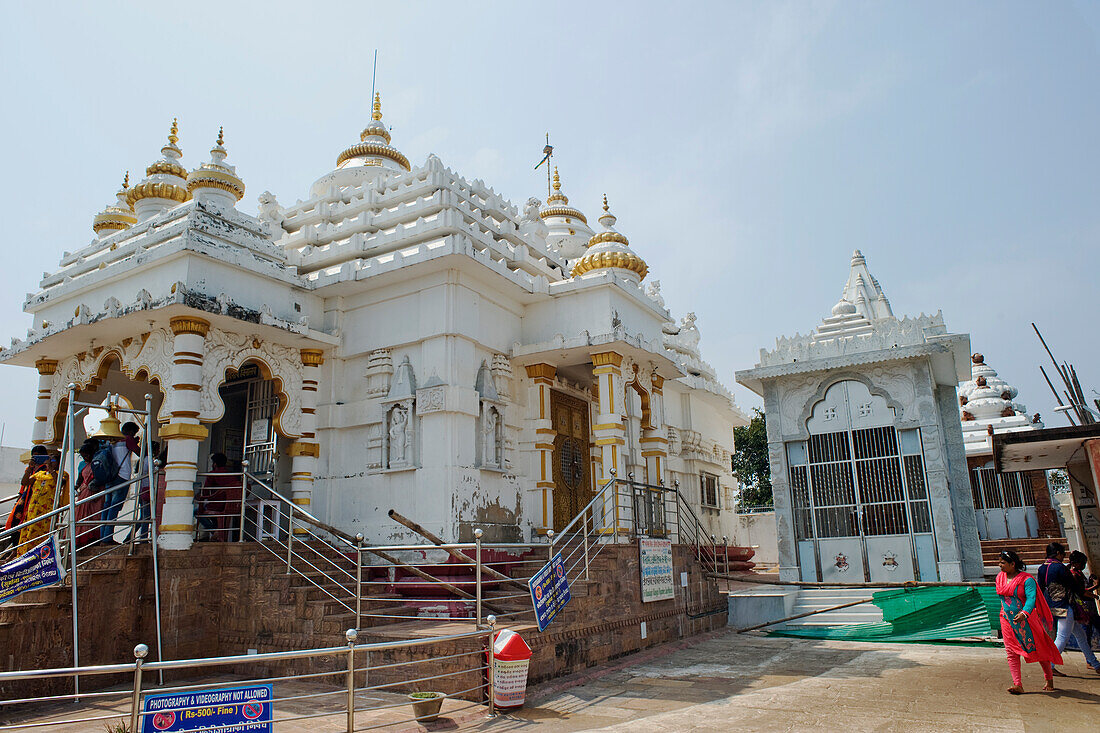 Der auf einem Hügel gelegene Digambara Jain-Tempel steht über dem Udayagiri- und Khandagiri-Höhlenkomplex, der auf über 100 Jahre v. Chr. zurückgeht, Bhubaneswar, Odisha, Indien, Asien