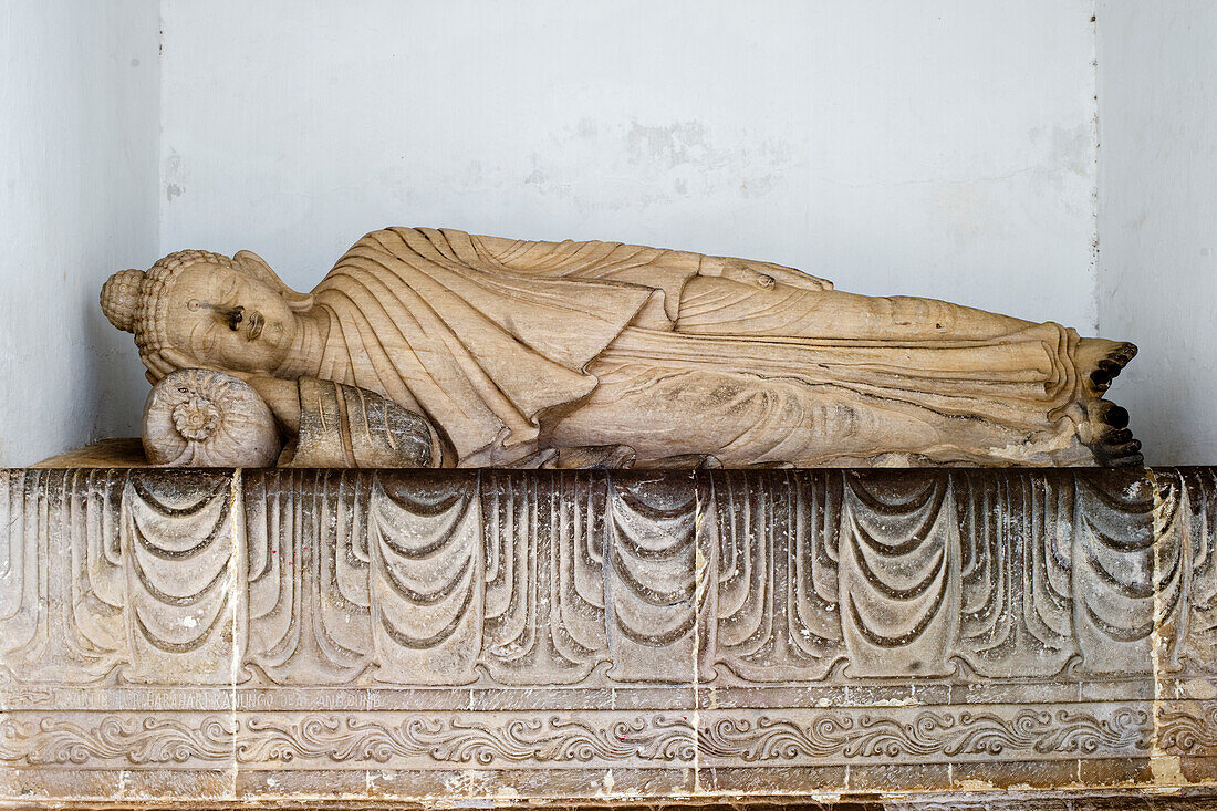 Der schlafende Buddha, Dhauligiri Shanti Stupa (Dhauli Friedenspagode), fertiggestellt 1972 unter Mitwirkung von Nippon Buddha Sangha, auf den Dhauli Hills an der Stelle eines alten Tempels, Bhubaneswar, Odisha, Indien, Asien