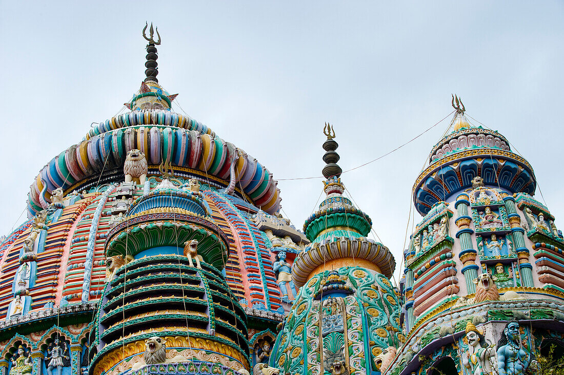 Der farbenfrohe Dewri-Mandir-Tempel aus dem 14. Jahrhundert, der der hinduistischen Muttergöttin Durga geweiht ist, Ranchi, Jharkhand, Indien, Asien